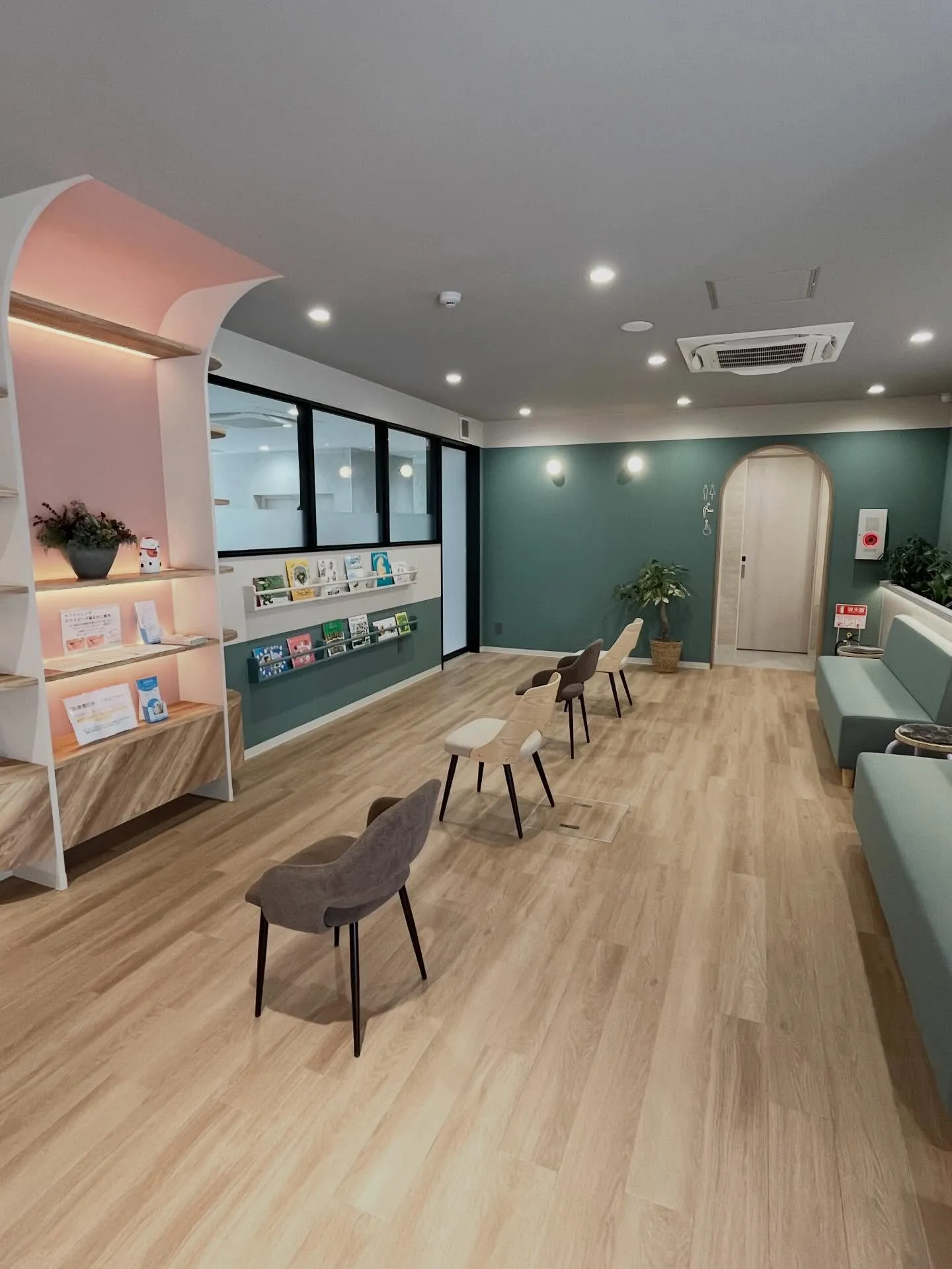 車いすやベビーカーでも入りやすいよう、院内のスペースや通路を...