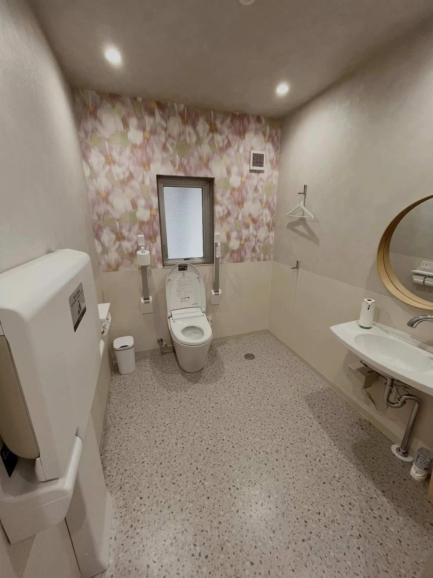 車いすやベビーカーでも入りやすいよう、院内のスペースや通路を...