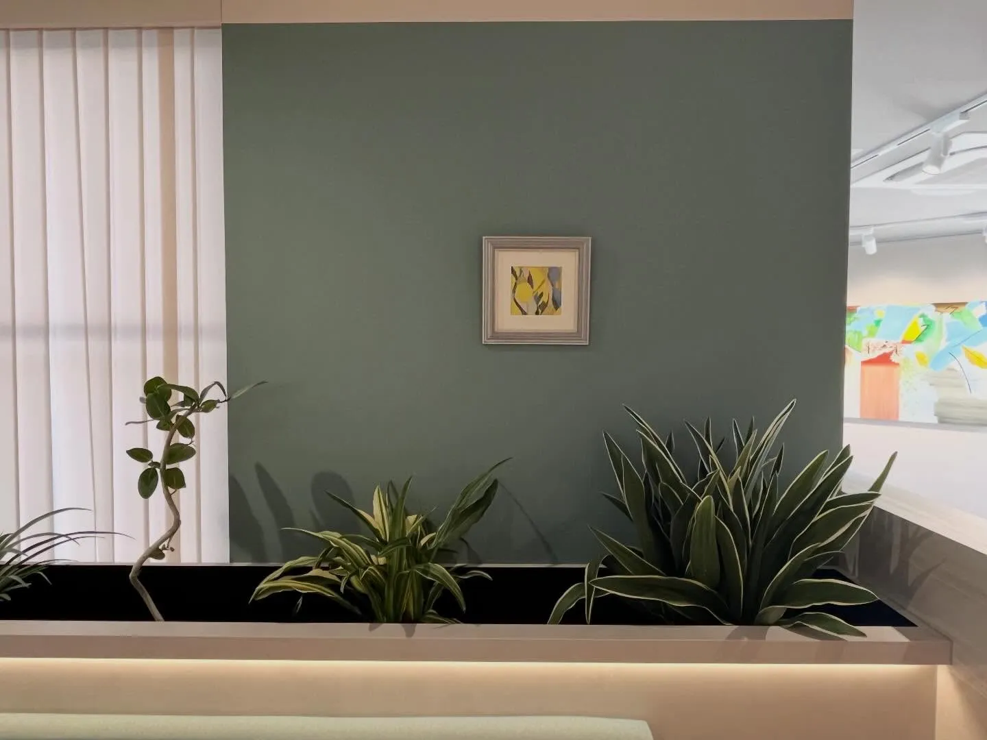 グリーンやアートを置いた待合室