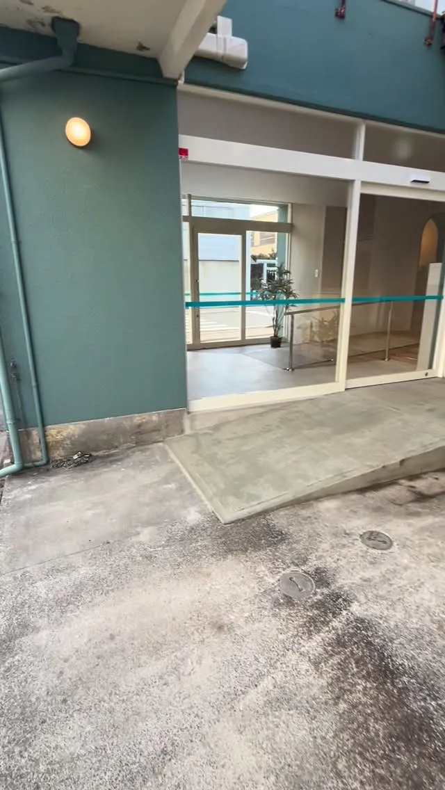 スロープの入り口完備しております。